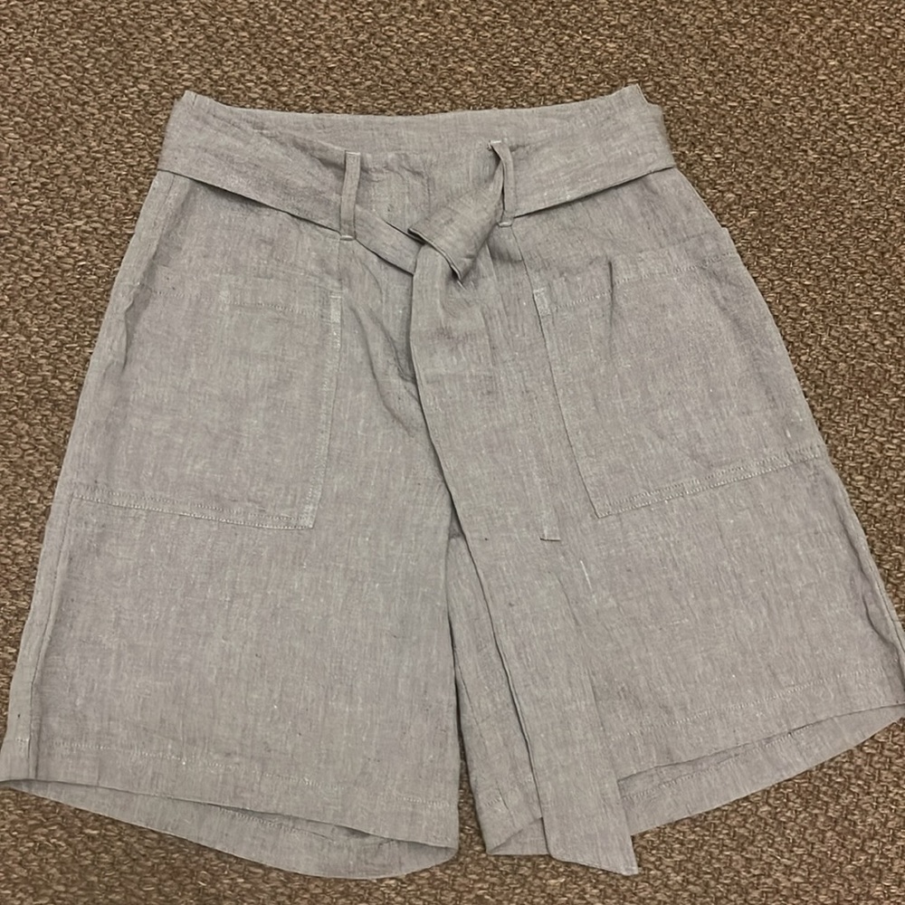 Wrap London 100% linen Gray Bermuda shorts. Size 4